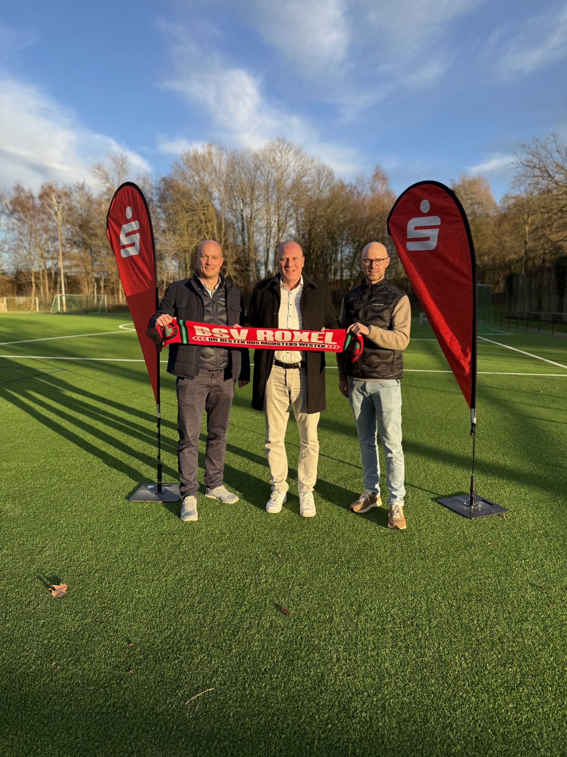 Von Links Sven Israel, Verein zur Förderung des Fußballsports in Roxel e.V. , Ulrich Recker, Regionalmarktleiter Münster-West der Sparkasse Münsterland Ost, Gerrit Ahrens, Verein zur Förderung des Fußballsports in Roxel e.V.